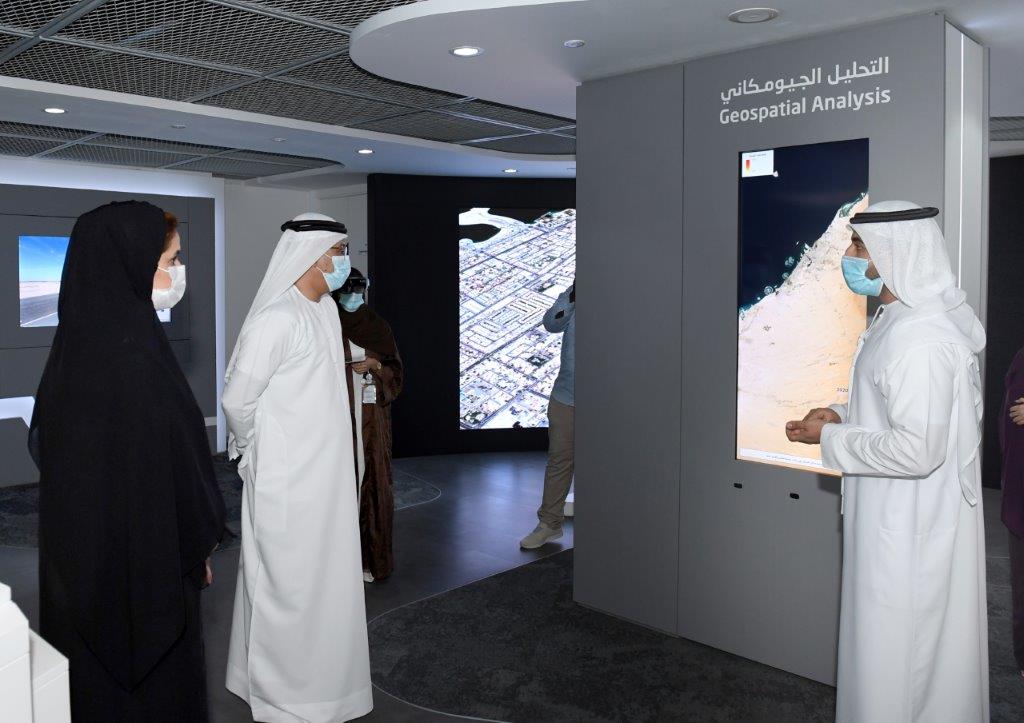 داوود الهاجري يطلع على خدمات مركز نظم المعلومات الجغرافية الجديد ببلدية دبي