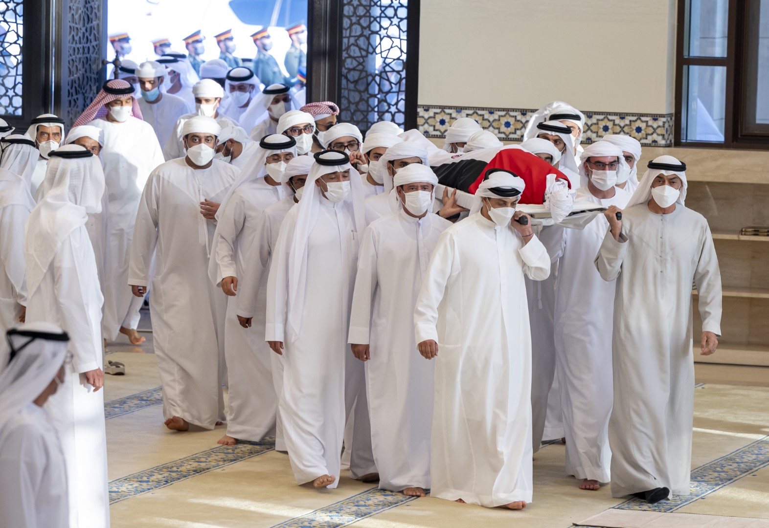 محمد بن زايد والشيوخ يؤدون صلاة الجنازة على روح فقيد الوطن الشيخ خليفة