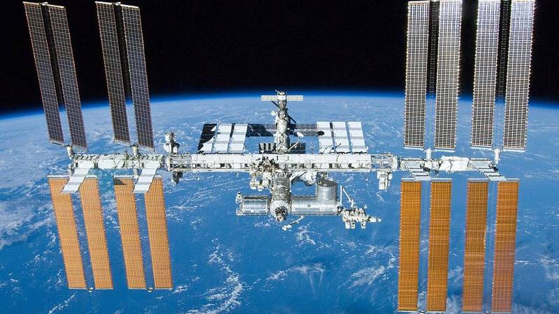فريق من أربعة رواد فضاء يغادر محطة الفضاء الدولية عائداً إلى الأرض