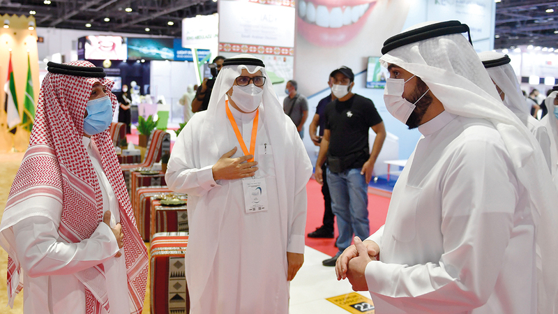 أحمد بن محمد يفتتح «إيدك دبي» لطب الأسنان