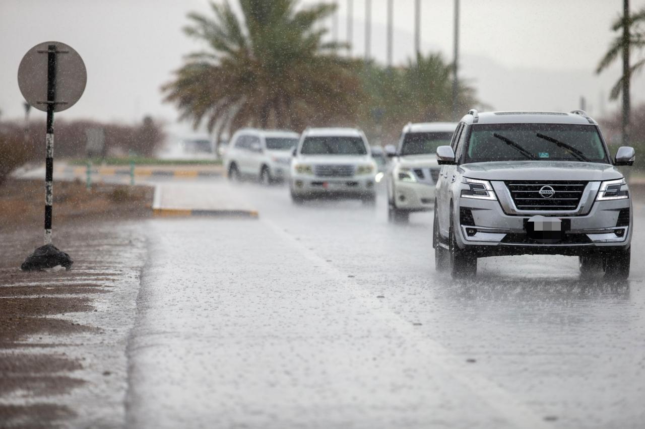 شرطة أبوظبي تدعو السائقين إلى الالتزام بالقيادة الآمنة أثناء التقلبات الجوية