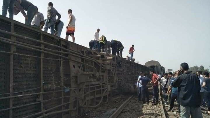 عشرات الضحايا في خروج قطار عن مساره بمصر