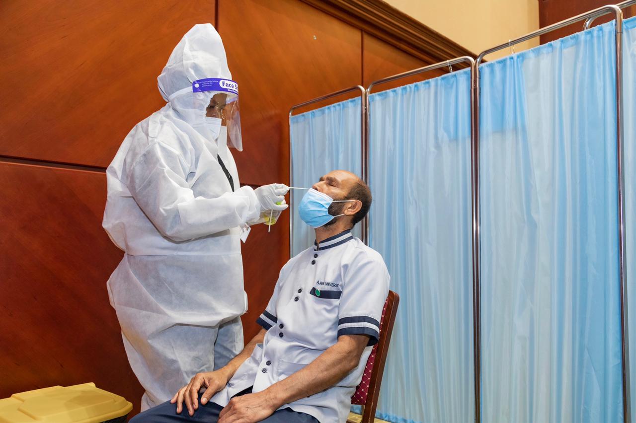 جامعة عجمان أوّل جامعة في الإمارات تفتتح مركزًا للفحص والتطعيم ضد كوفيد-19