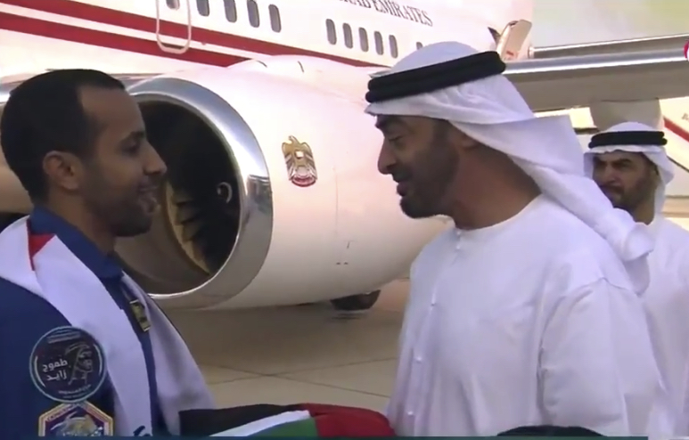محمد بن زايد يستقبل في مطار الرئاسة بأبوظبي "هزاع المنصوري" أول رائد فضاء إماراتي