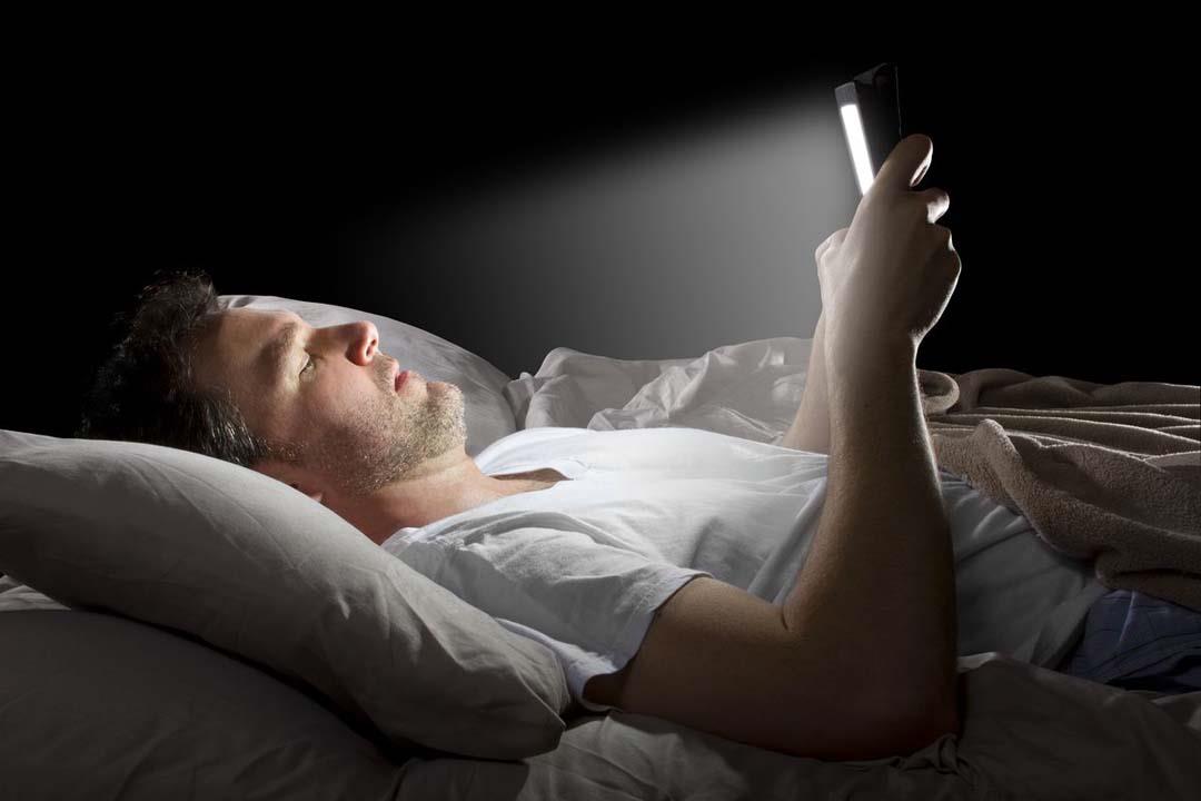استخدام وسائل التواصل الاجتماعي يؤخر النوم 3 ساعات