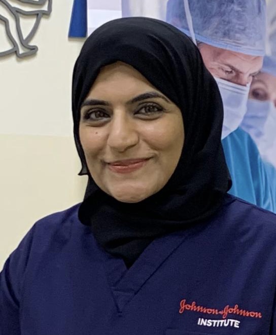 منى كشواني أول طبيبة إماراتية تمارس الجراحة الروبوتية في مؤسسة الإمارات للخدمات الصحية
