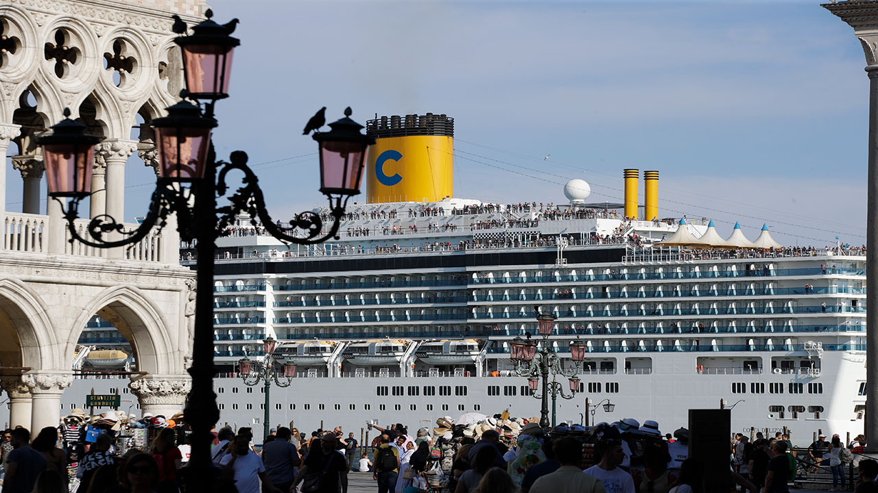 إيطاليا تحظر دخول السفن السياحية الكبيرة إلى وسط البندقية