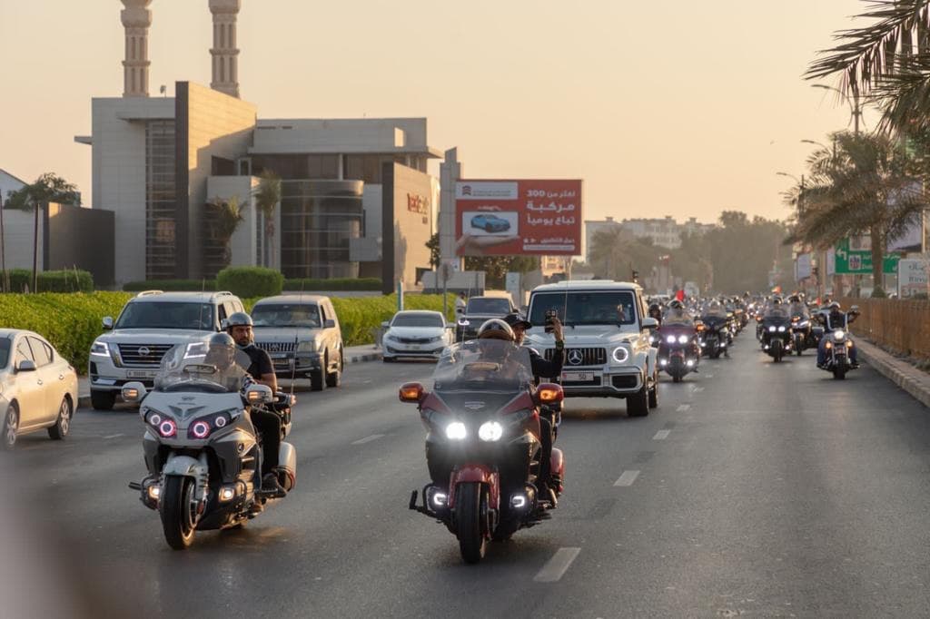 شرطة عجمان تنظم مسيرة للسيارات والدراجات النارية احتفالاً بعام الخمسين