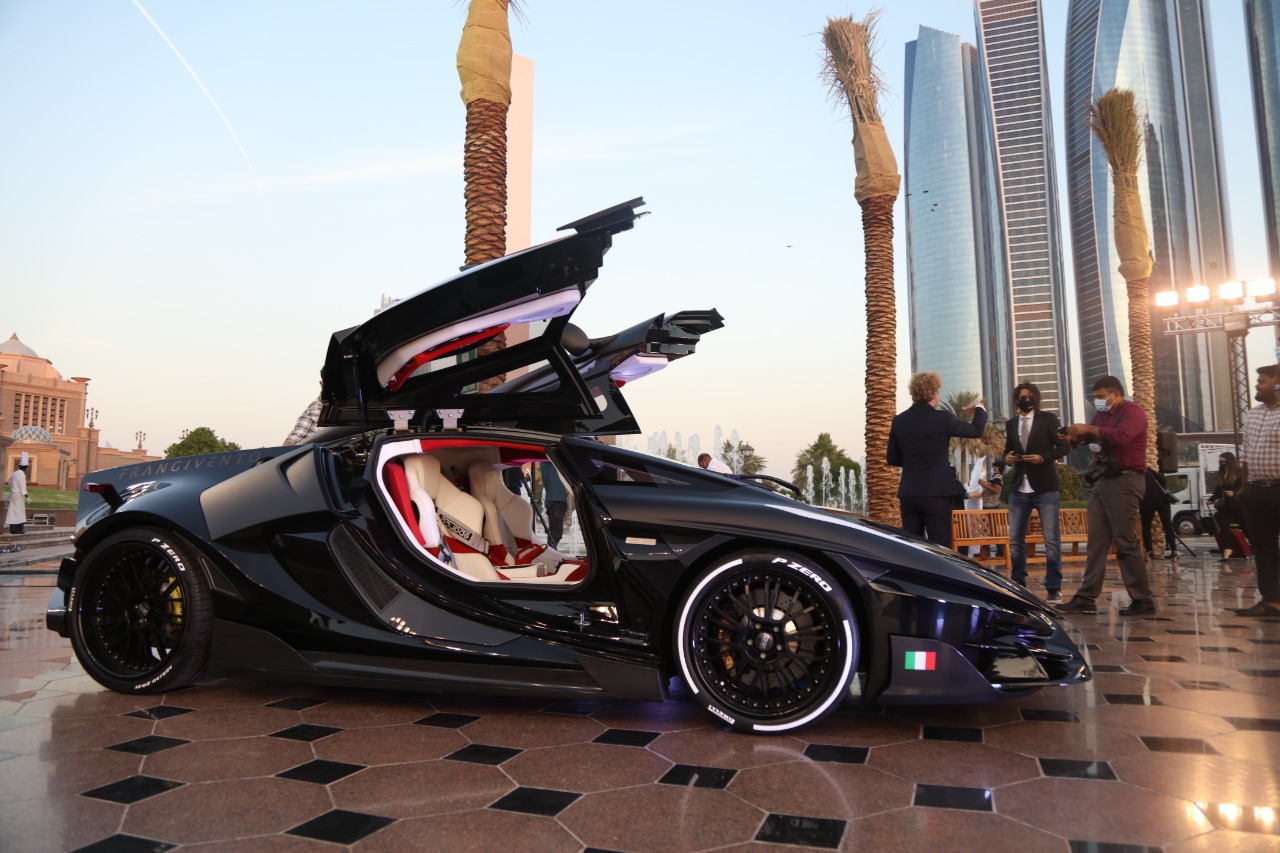 صانع إيطالي للسيارات الرياضية الفاخرة يكشف عن تحفة هندسية أيقونية في أبوظبي
