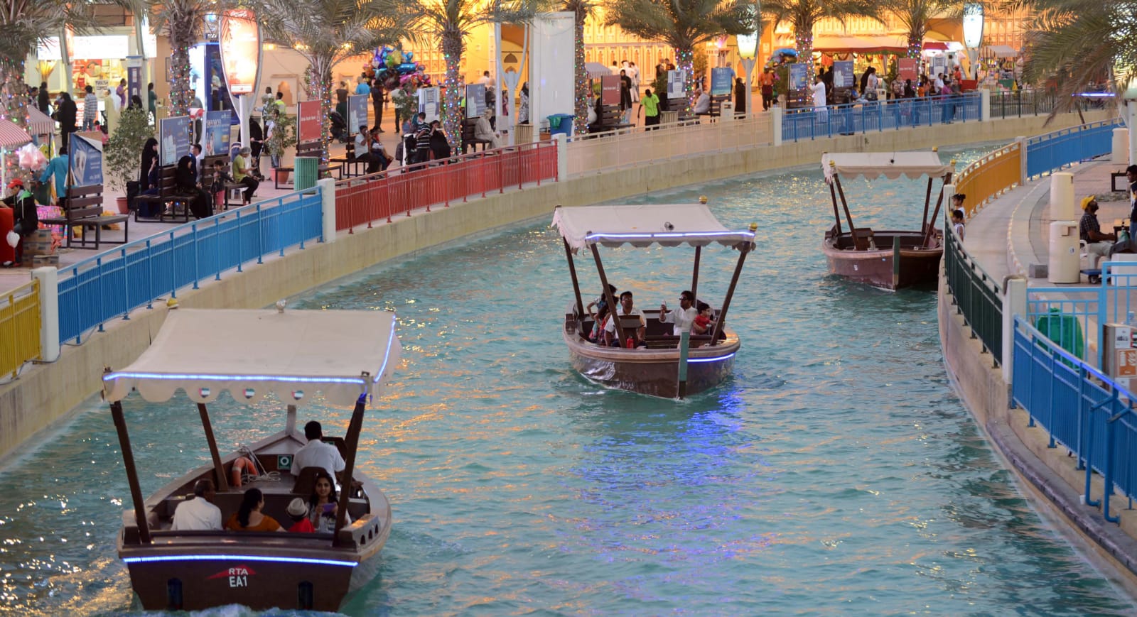 "طرق دبي" توفر رحلات سياحية بالعبرات الكهربائية في القرية العالمية