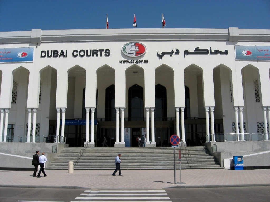 حبس موظف خليجي حاول طرد مستأجري منزله بالإتلاف والتهديد في دبي