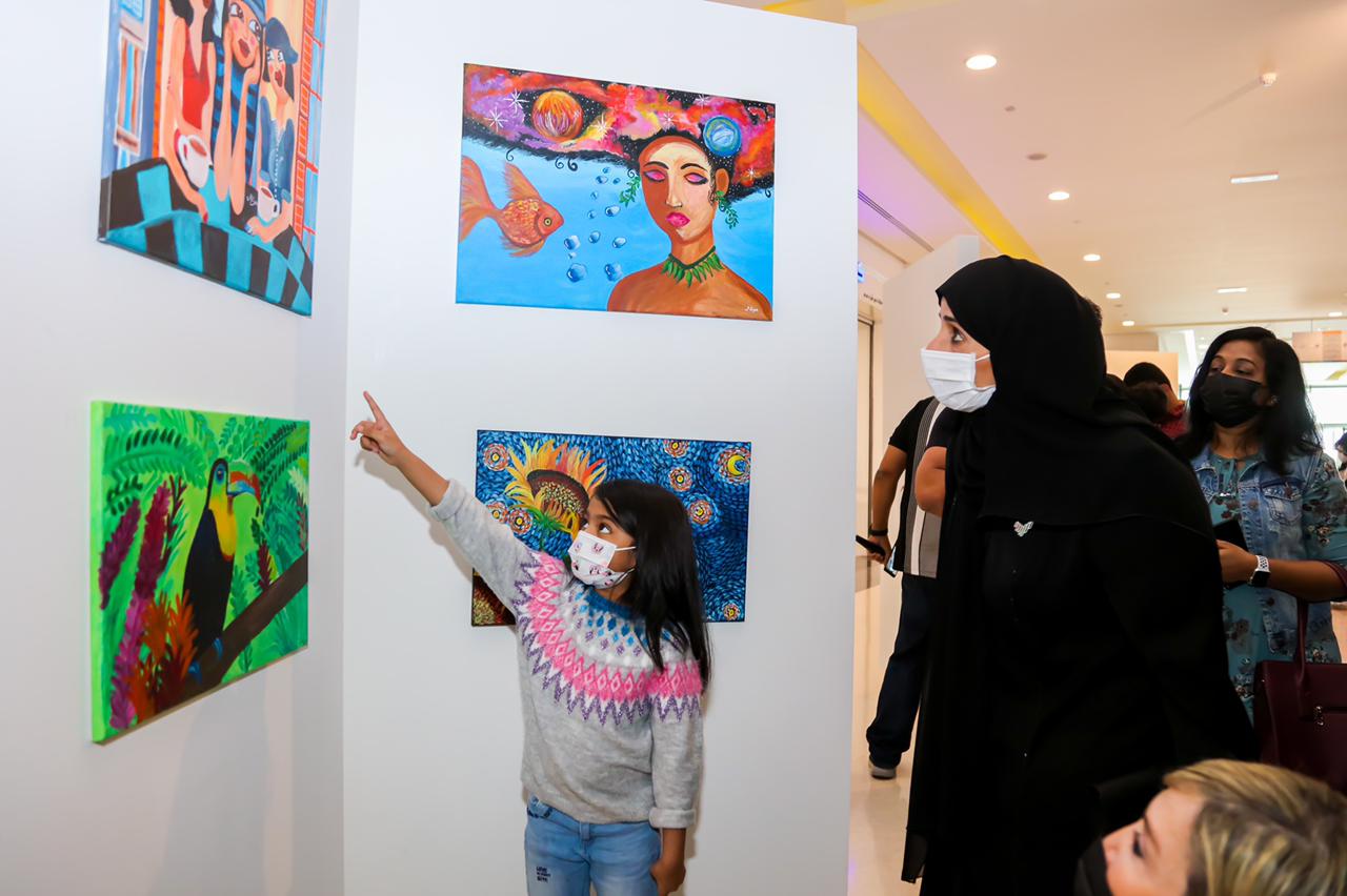 أبناء مؤسسة حميد بن راشد النعيمي الخيرية يشاركون في معرض ( الأمل عبر الفن ) المقام في سيتي لايف التلة في عجمان