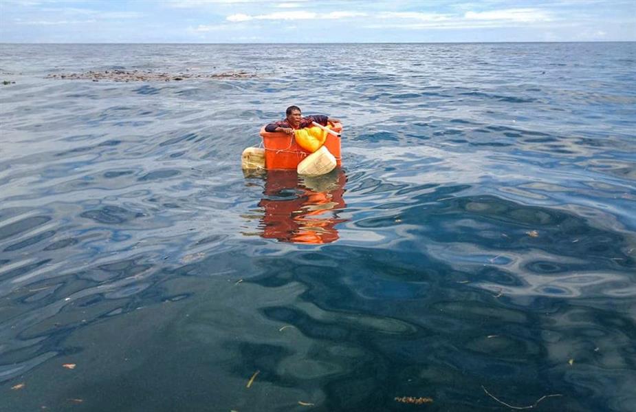 صندوق ثلج ينقذ صياداً أمضى ثلاثة أيام في عرض البحر