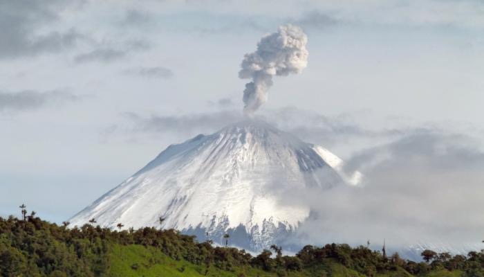 بركان سانجاي في الإكوادور يطلق عموداً من الرماد بارتفاع 8500 متر