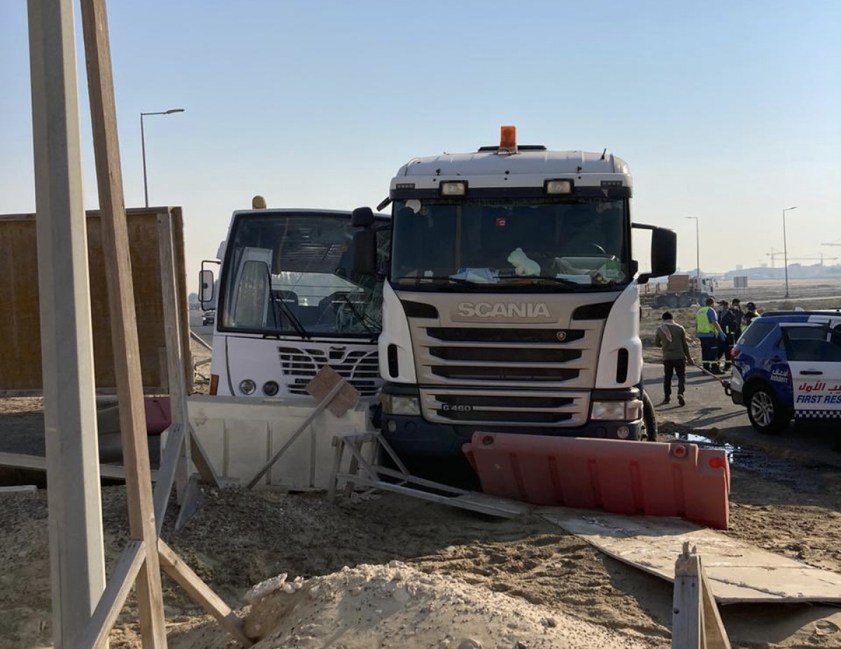 إصابة 27 شخصاً بإصابات متفاوتة في حادث اصطدام بين حافلة وشاحنة في دبي