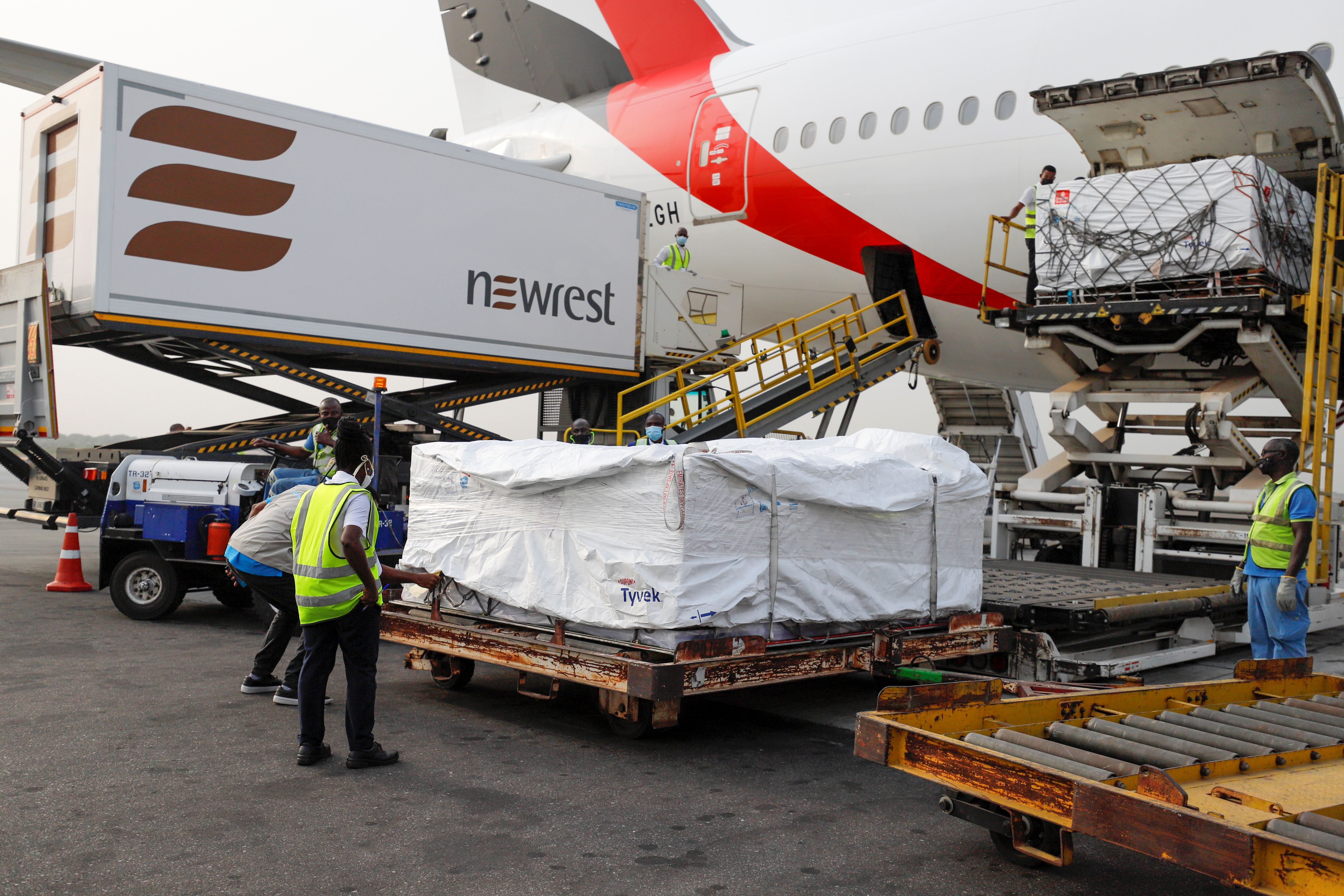«طيران الإمارات» تنقل أول شحنة لقاح ضمن مبادرة «كوفاكس»