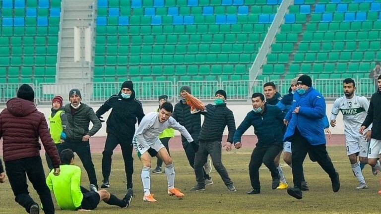 مباراة في الدوري الأوزبكي تنتهي بأعمال شغب وضرب مبرح للحكم