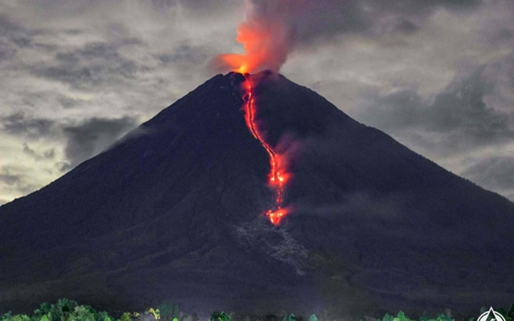 ثوران بركان إندونيسيا "القاتل".. ومخاوف من تسونامي