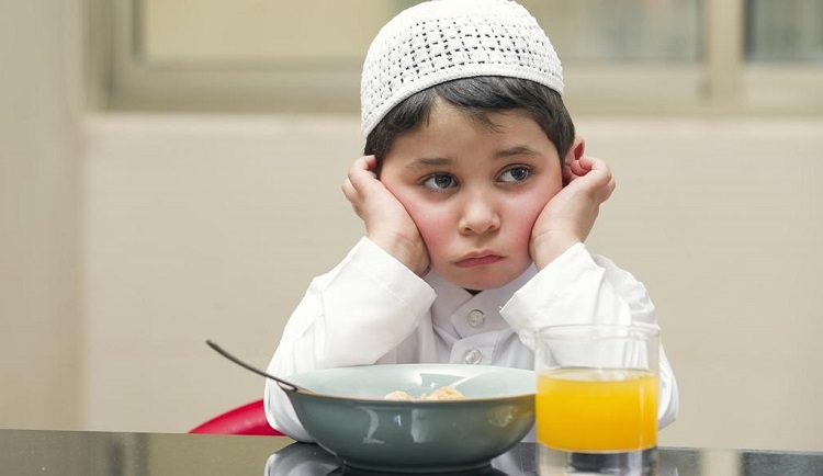 الأخطاء الشائعة خلال تدريب الأطفال على صيام رمضان