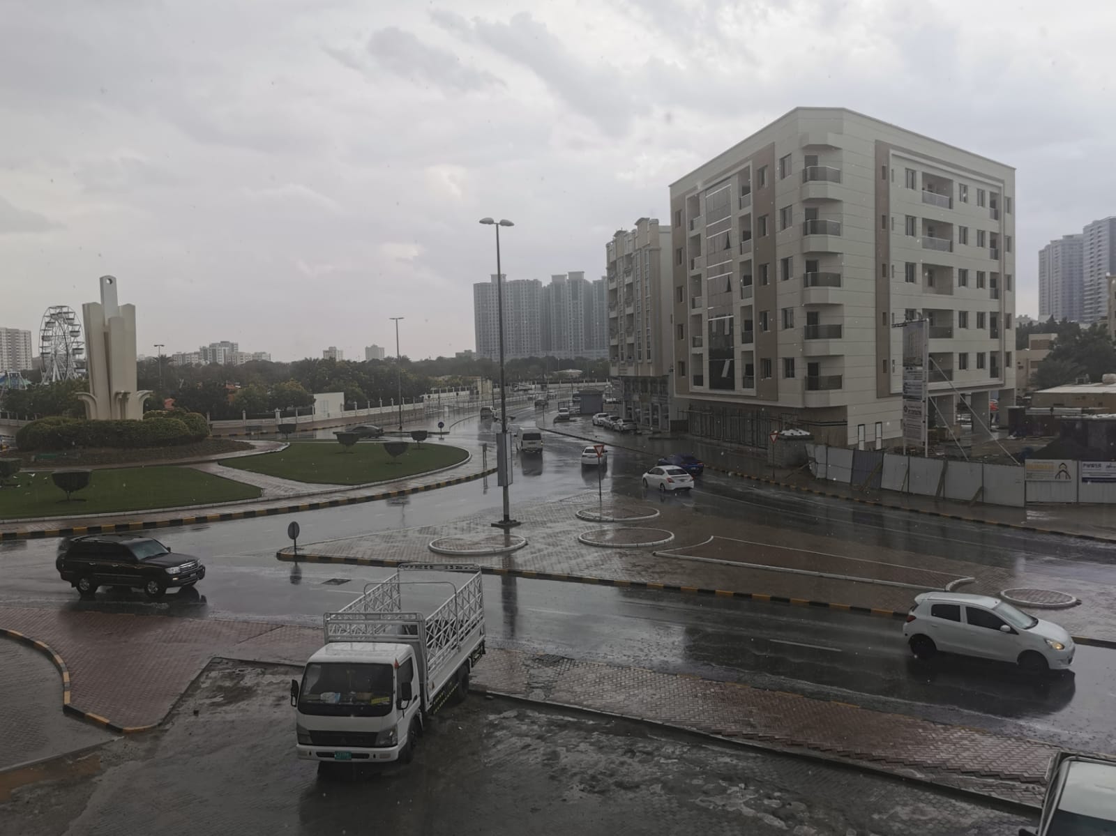 أمطار متوسطة وخفيفة وأجواء غائمة في عجمان