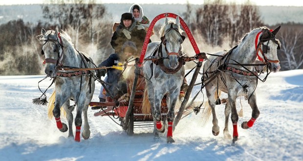 السكان في روسيا ينظمون سباق "ترويكا" الترفيهي على الجليد 