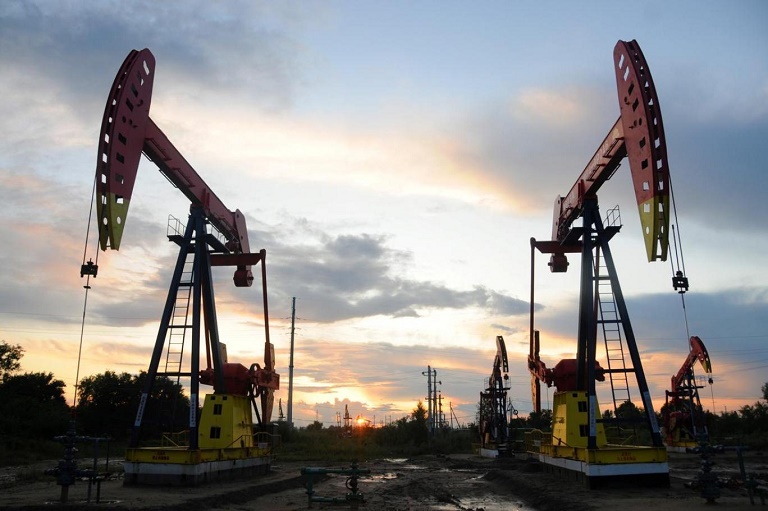 النفط يصعد بدعم تراجع المخزونات الأمريكية وشح المعروض العالمي