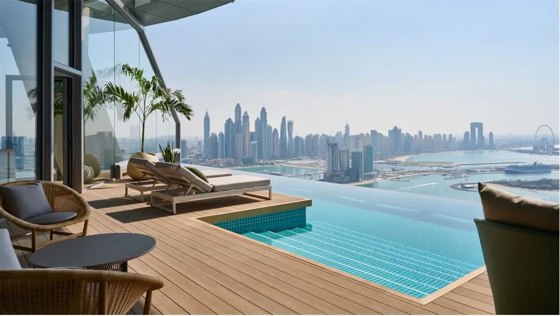 دبي تفتتح "أعلى مسبح لامتناهي بزاوية 360 درجة" في العالم.. وصف بأنّه "جزيرة في السماء"