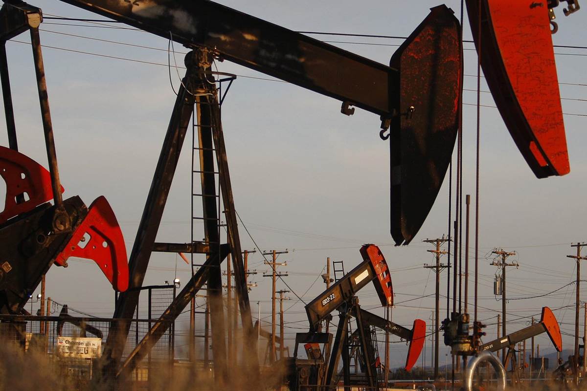 أسعار النفط تواصل الارتفاع بدعم من تراجع المخزونات الأمريكية