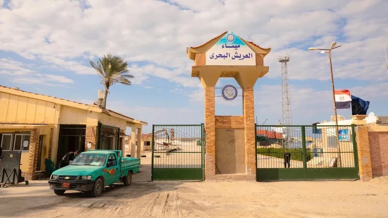 مصر.. استمرار إغلاق ميناء العريش البحري لليوم الثاني بسبب الأحوال الجوية