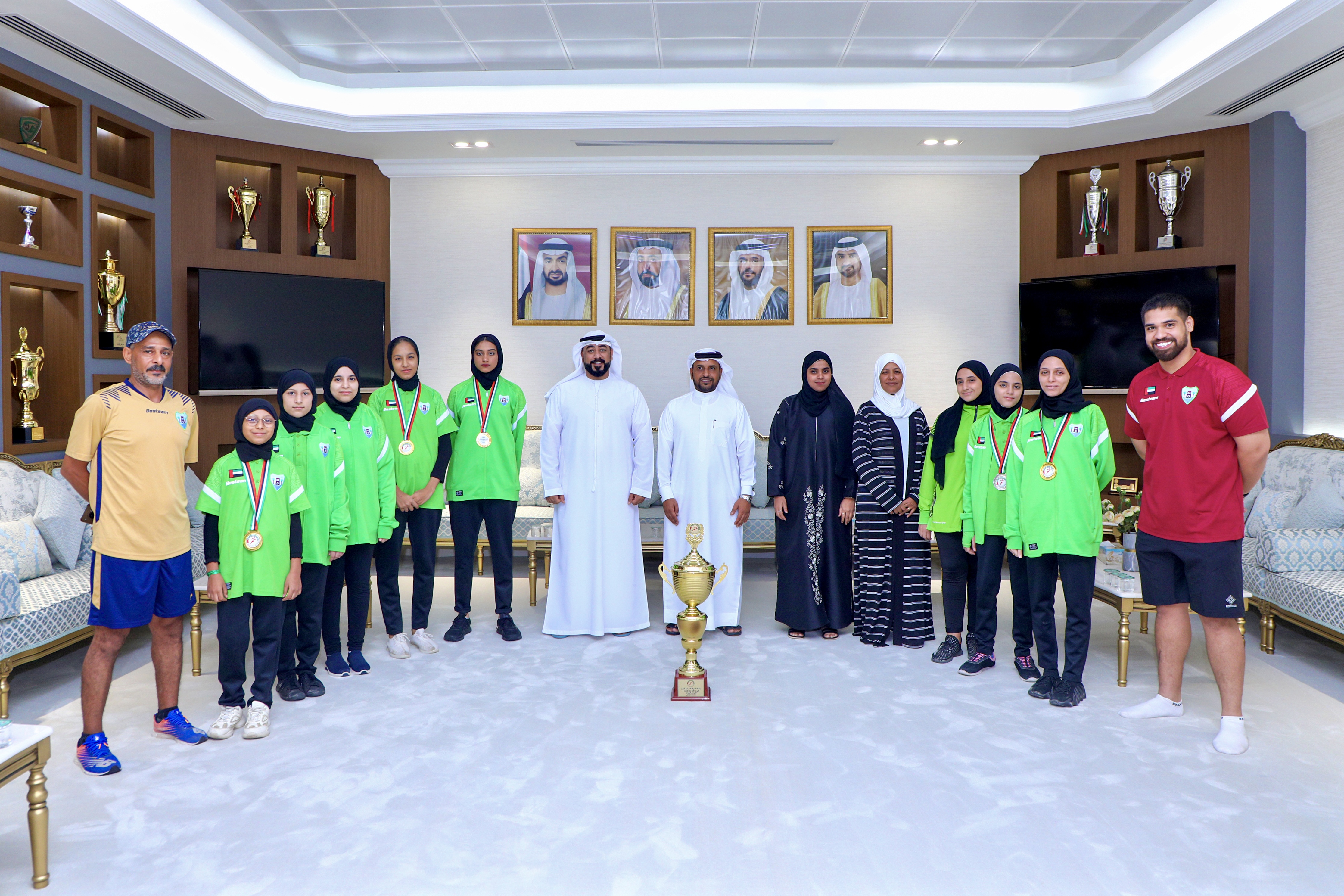 نادي دبا الحصن يكرم بطلاته لألعاب القوى في تحقيقهن لإنجاز رياضي جديد ويشيد بمستوياتهن الواعدة