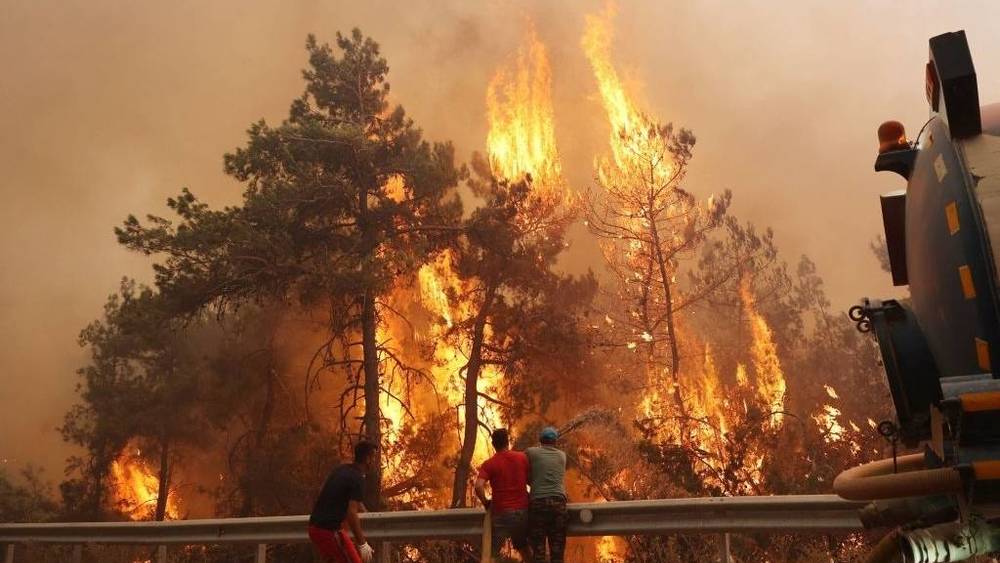 حرائق ضخمة في منطقة الغابات جنوبي تركيا