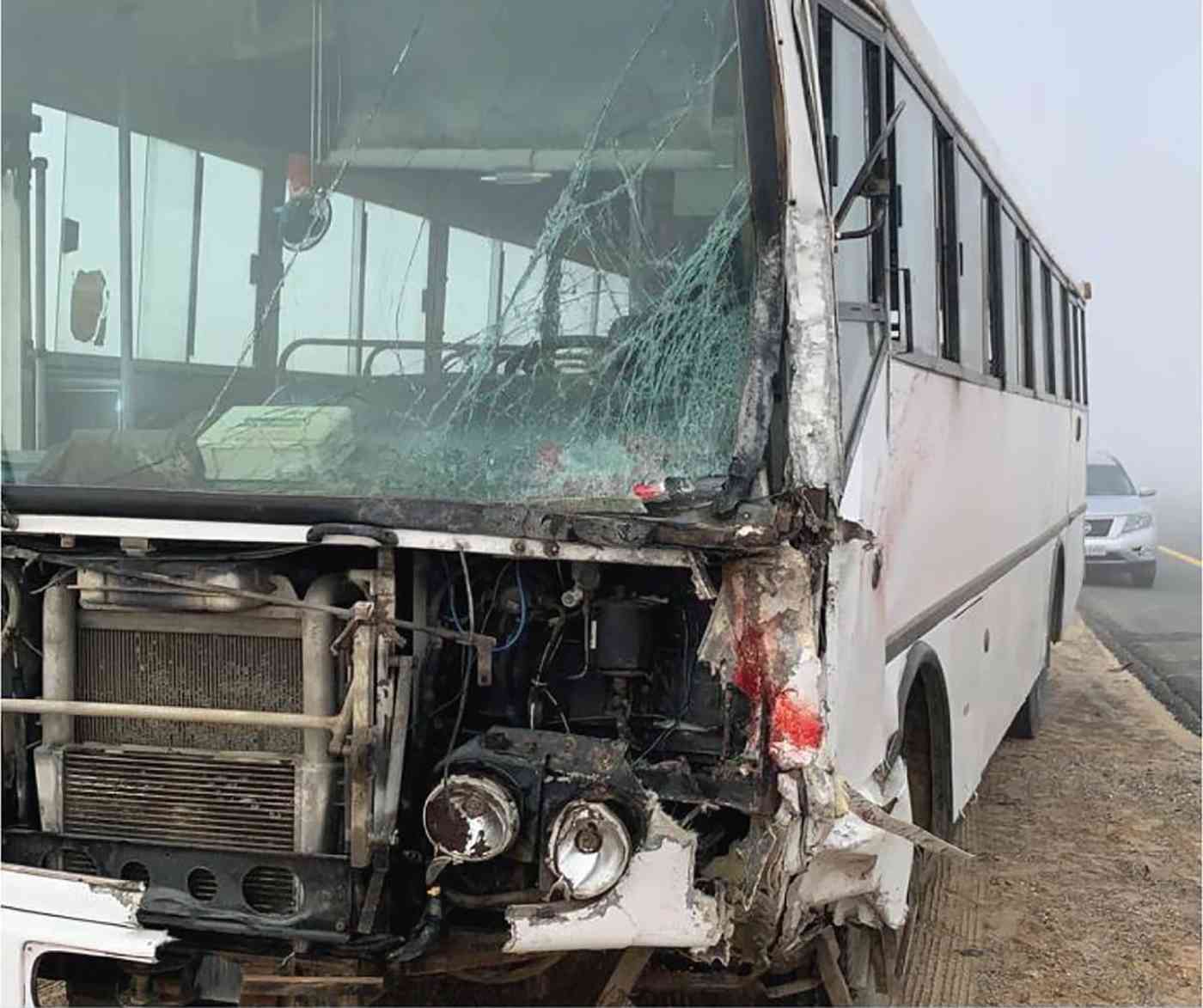 3 وفيات بحادث بين حافلتين على طريق الشاحنات في أبوظبي