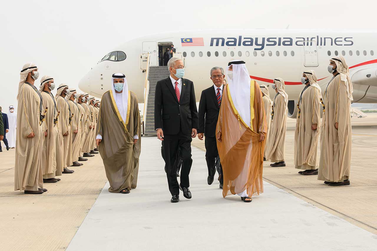 رئيس وزراء ماليزيا يصل إلى الإمارات