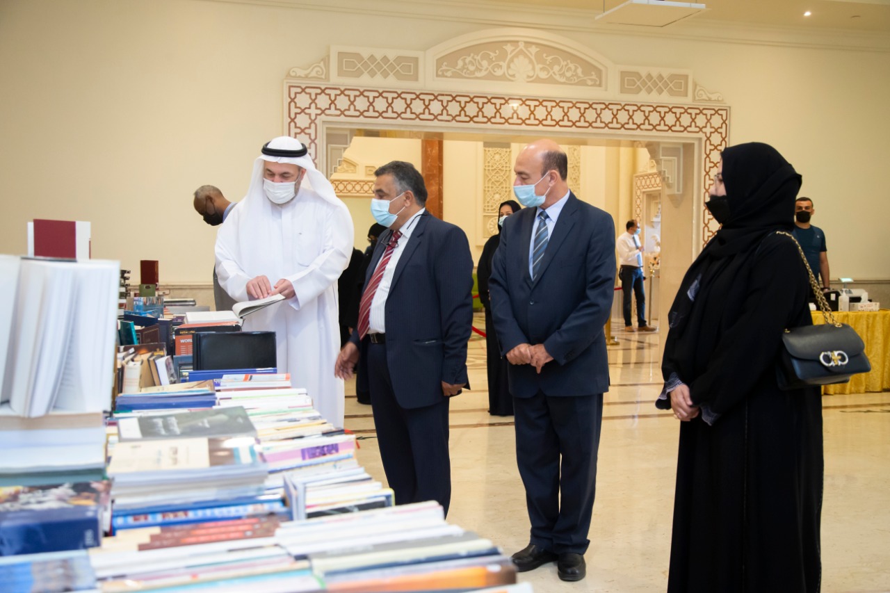 افتتاح معرض الكتاب المستعمل لمدينة  الشارقة للخدمات الإنسانية في الجامعة القاسمية