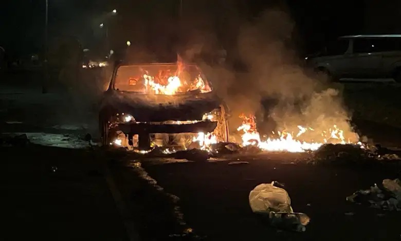 فوضى على نطاق واسع.. إضرام النار في سيارات في عاصمة ويلز