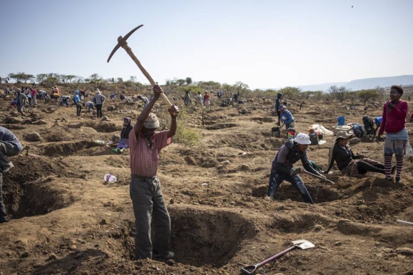 3 آلاف أفريقي يبحثون عن أحجار ألماس بين السراب
