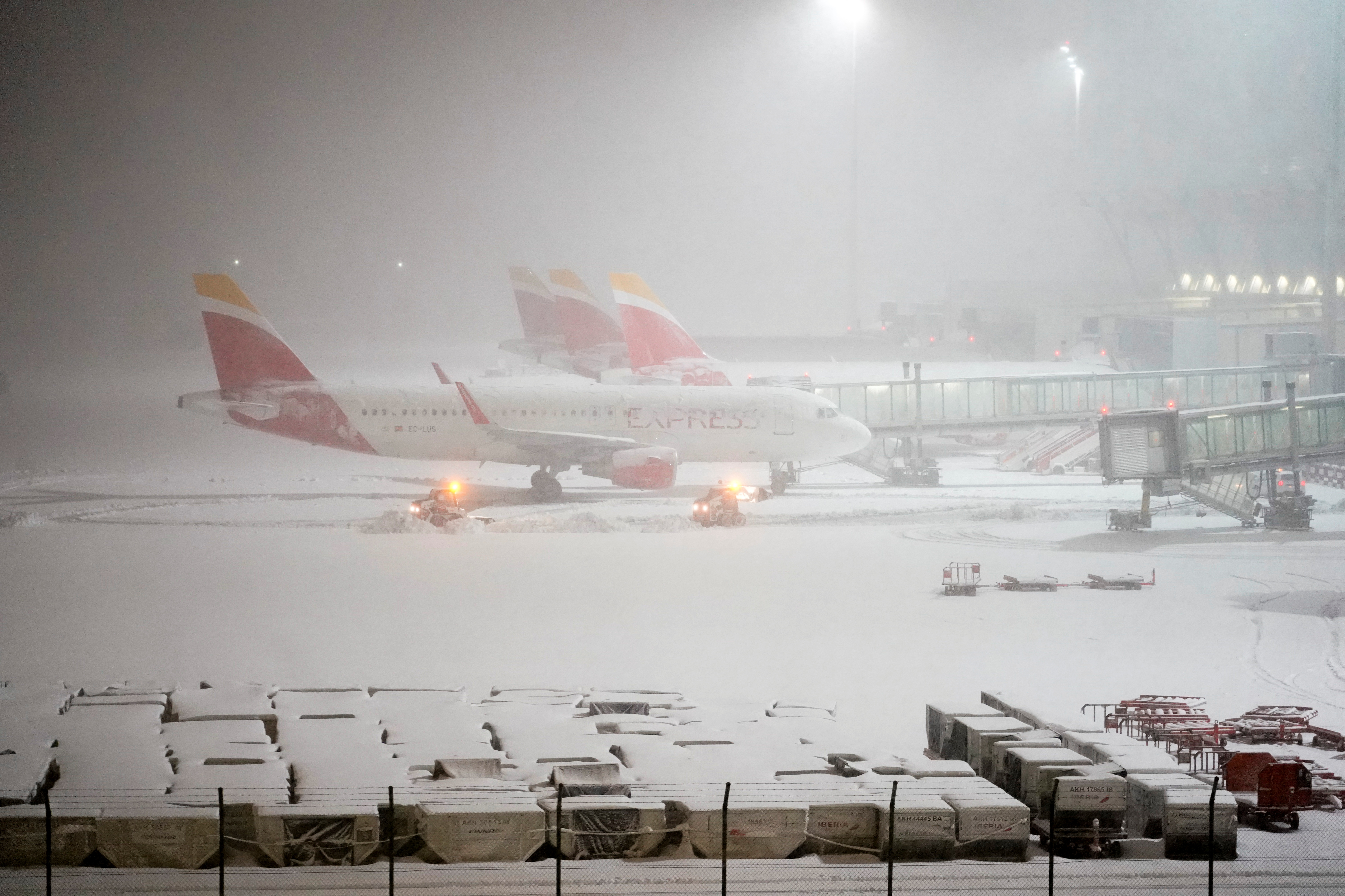 عاصفة ثلجية نادرة تغلق مطار مدريد