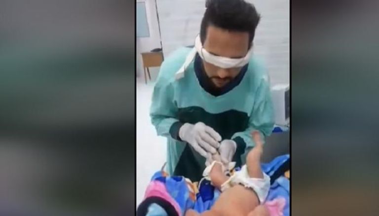 فيديو كارثي لممرض معصوب العينين يركّب كانيولا لطفل رضيع