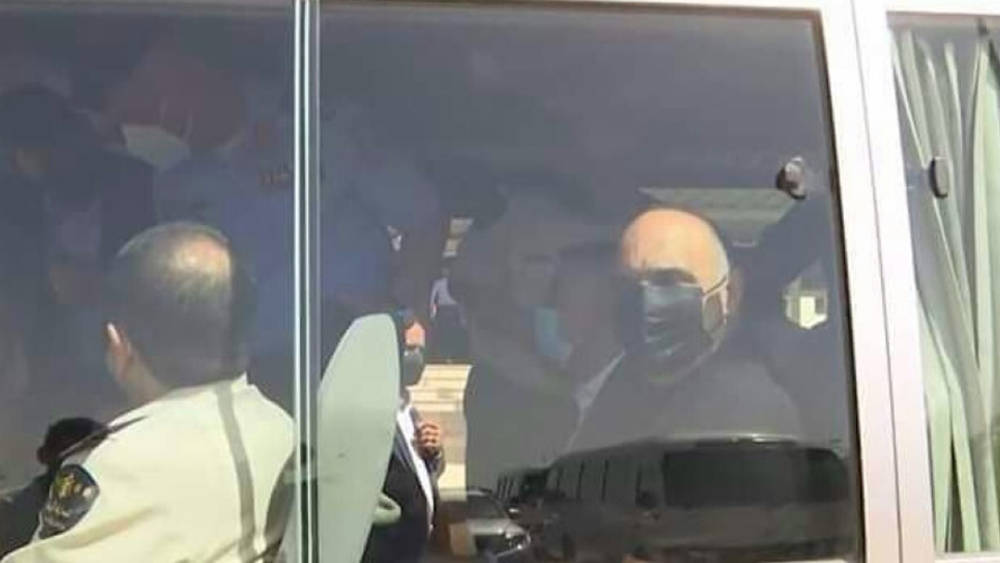 دون مرافقيه ... رئيس الوزراء الأردني يستقل حافلة مواصلات عامة
