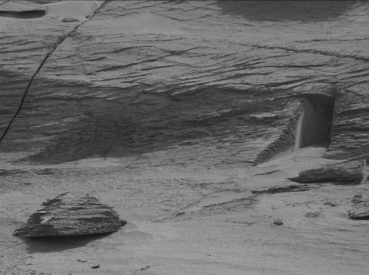 وكأنه "بوابة إلى عالم آخر".. هيكل غامض على المريخ يثير اهتمام العلماء