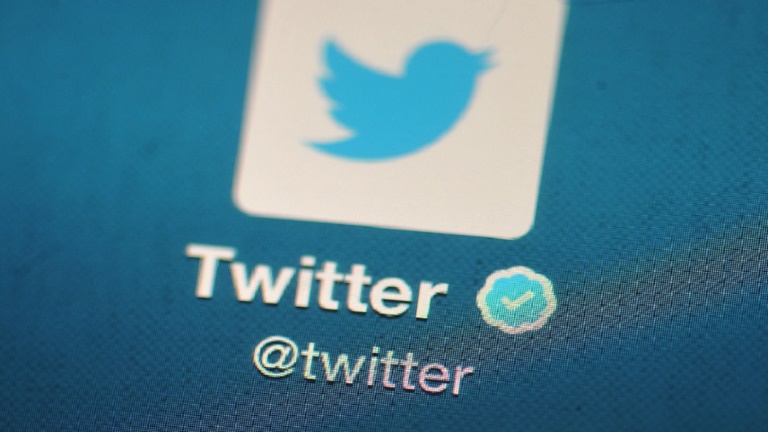 "اختراق تويتر" يتيح استعادة علامة التوثيق الزرقاء!