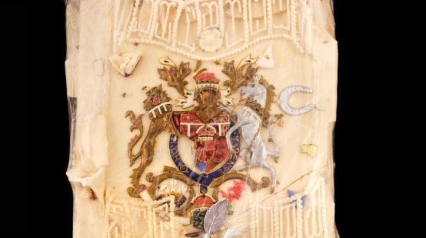 عرض قطعة من كعكة زفاف الأمير تشارلز والأميرة ديانا للبيع في مزاد علني