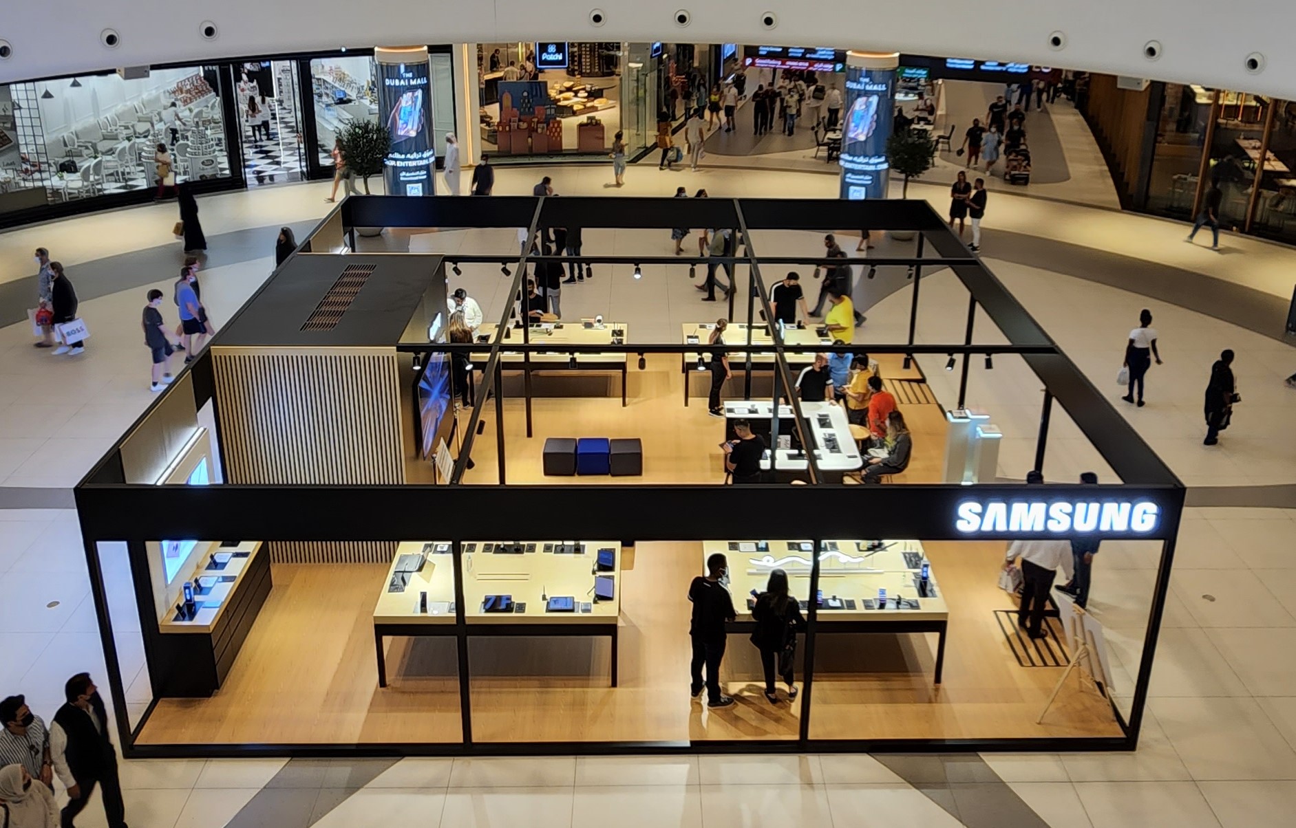 سامسونج تطلق متجراً مؤقتاً لتمكين العملاء من اكتشاف دبي مول بمنظور جديد باستخدام سلسلة هواتف Galaxy S22 