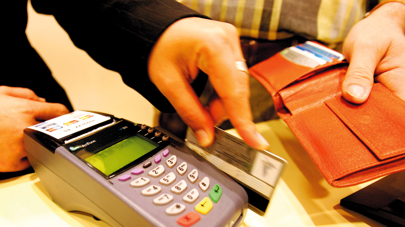 مصرفيون وقانونيون: «براءة الذمة» حق أصيل عند إغلاق بطاقات الائـتمان