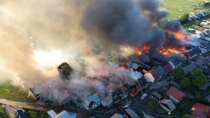 حريق ضخم يلتهم أكثر من 30 بيتاً في بولندا