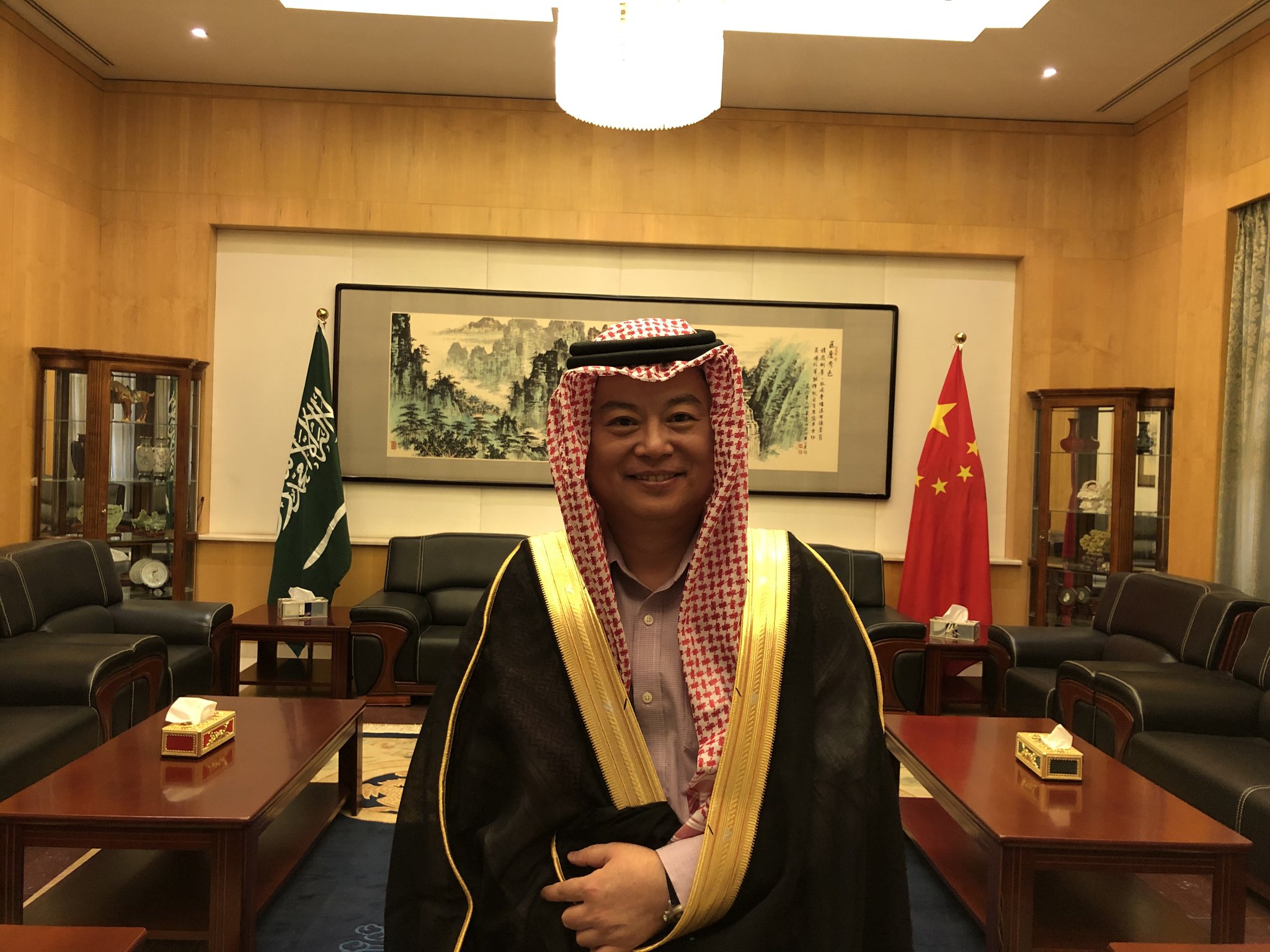 السفير الصيني يرتدي الزي السعودي