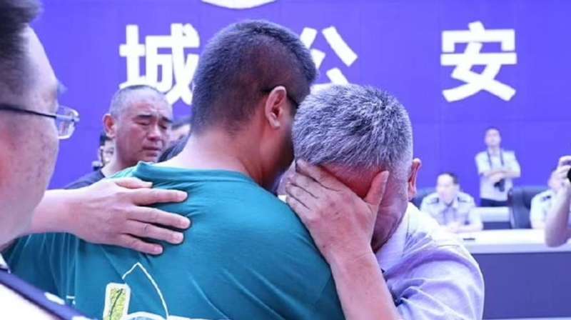 صيني يعثر على ابنه بعد 24 عاماً من اختطافه 