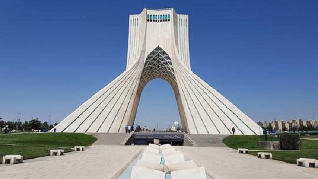 فرنسا توصي مواطنيها بمغادرة إيران