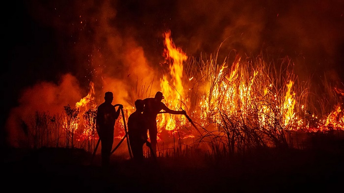 إندونيسيا تسابق الزمن لإخماد حرائق الغابات المستعرة في جزيرة سومطرة