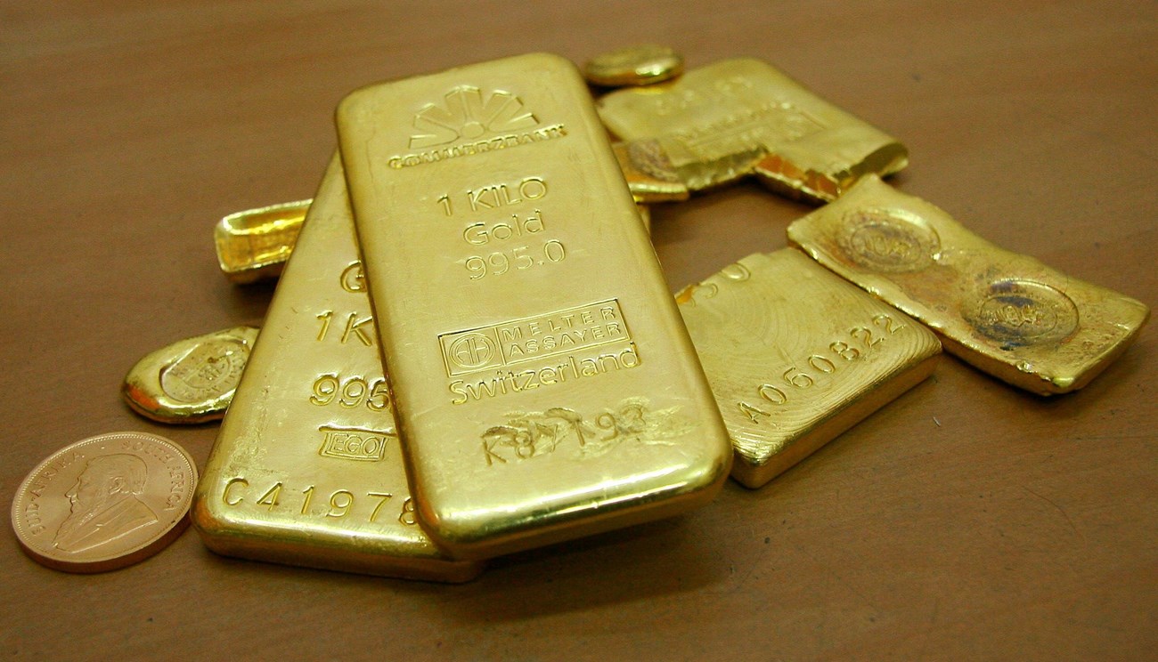 الذهب يتراجع في التعاملات الفورية ويخسر 4 دولارات